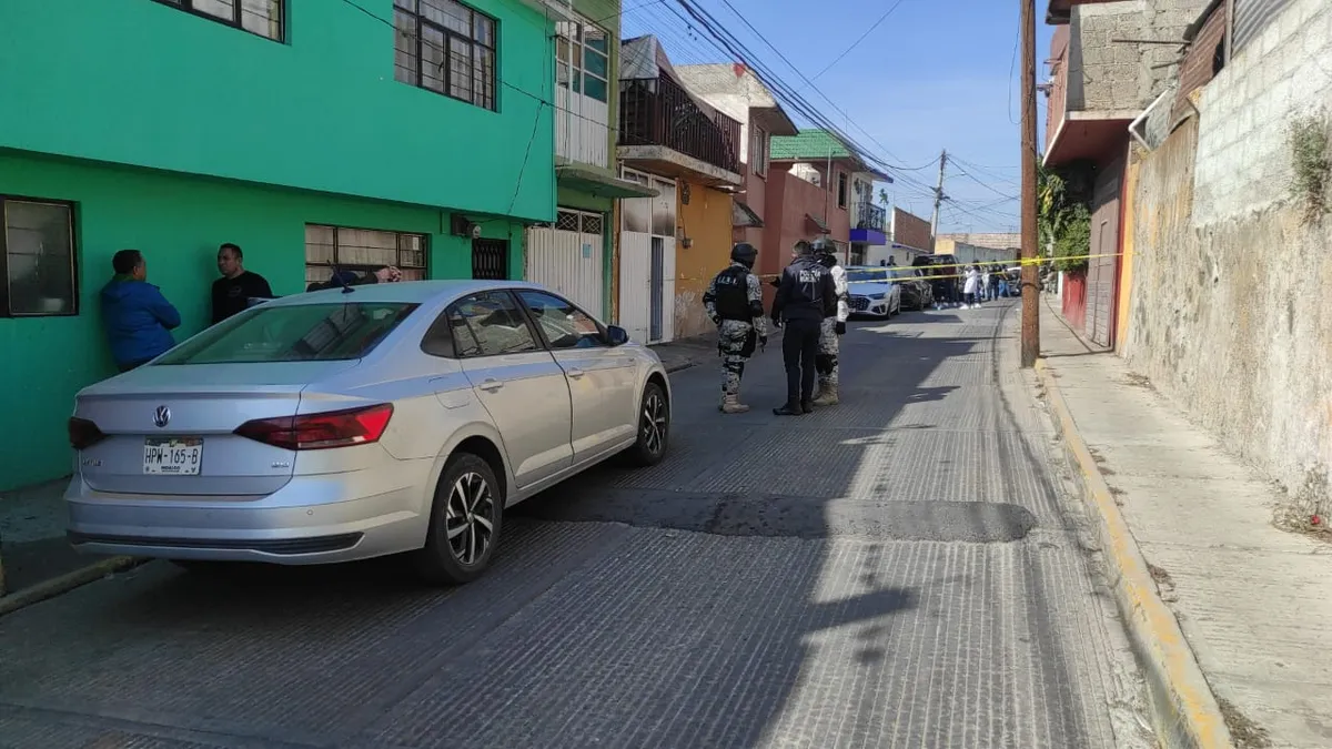 Balean y matan a un hombre en el interior de su auto en Tulancingo