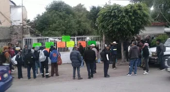 Trabajadores sindicalizados del Ayuntamiento de Tepeji del Río protestan frente a Servicios Públicos Municipales.
