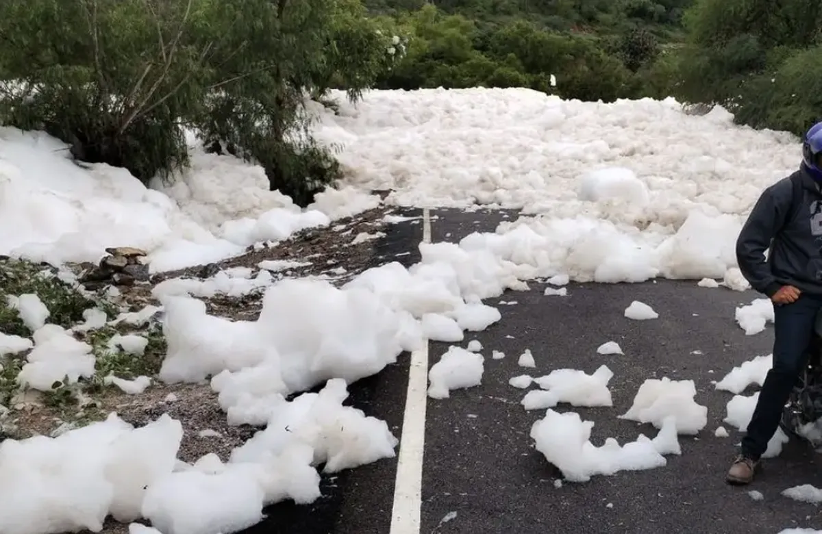 Espuma tóxica invade carretera en Valle del Mezquital, Hidalgo