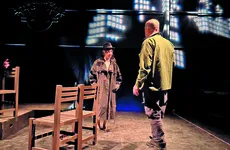 Meza retoma del cuento la estructura del periplo urbano, pero la profundiza para exhibir la violencia estructural, el machismo y la arbitrariedad policiaca