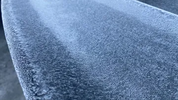Autos y techos cubiertos de hielo