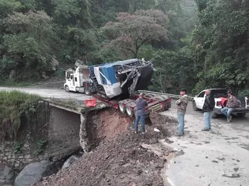 Fallaron las maniobras para retirar la pesada unidad en Piedras Negras y la Otomí-Tepehua continúa incomunicada