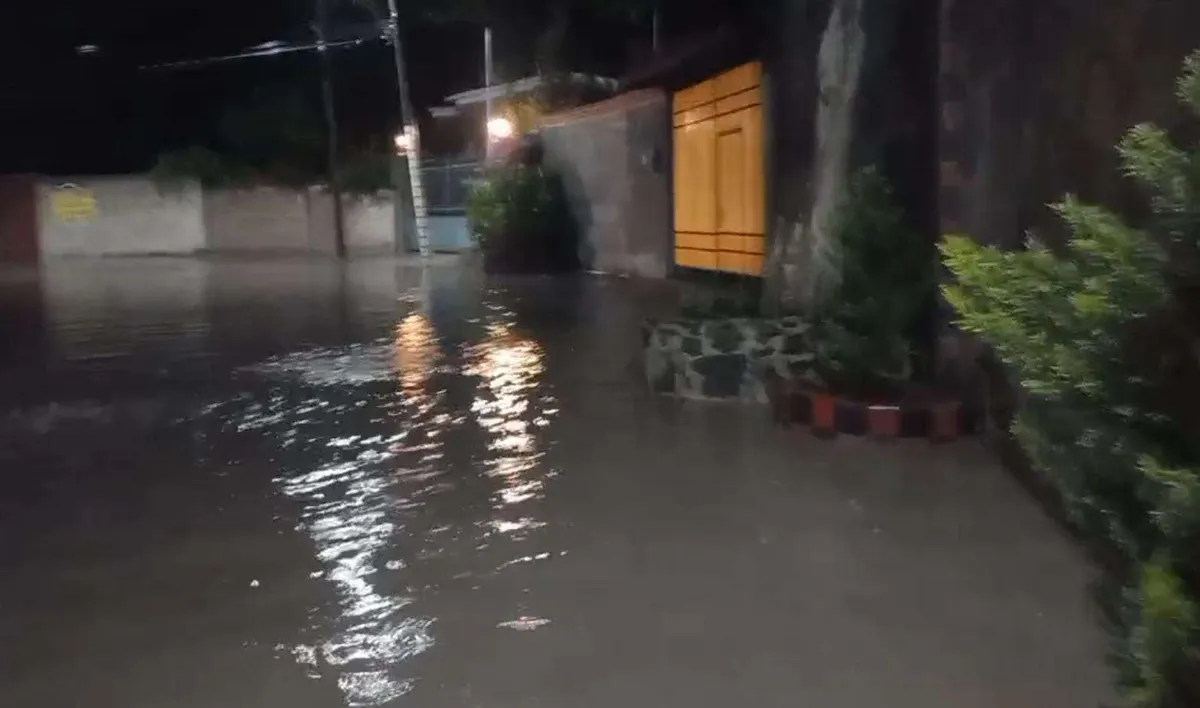 Se desborda río en Tepeji; varias zonas inundadas