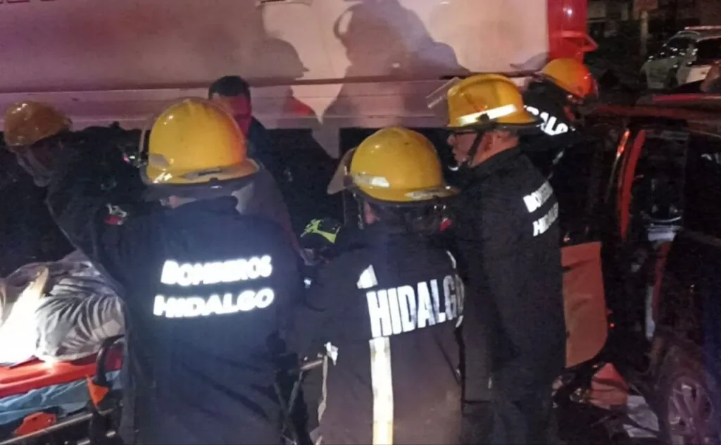 Choque deja a una persona prensada en carretera de Hidalgo