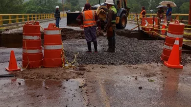 Lluvias dañan pasos provisionales en Hidalgo