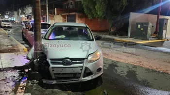 Auto choca contra poste en Tizayuca