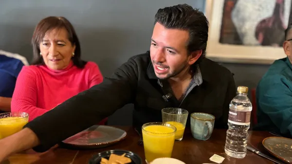 Miguel Tello Vargas durante conferencia de prensa explicando los detalles del amparo apócrifo y la denuncia ante la PGJEH.