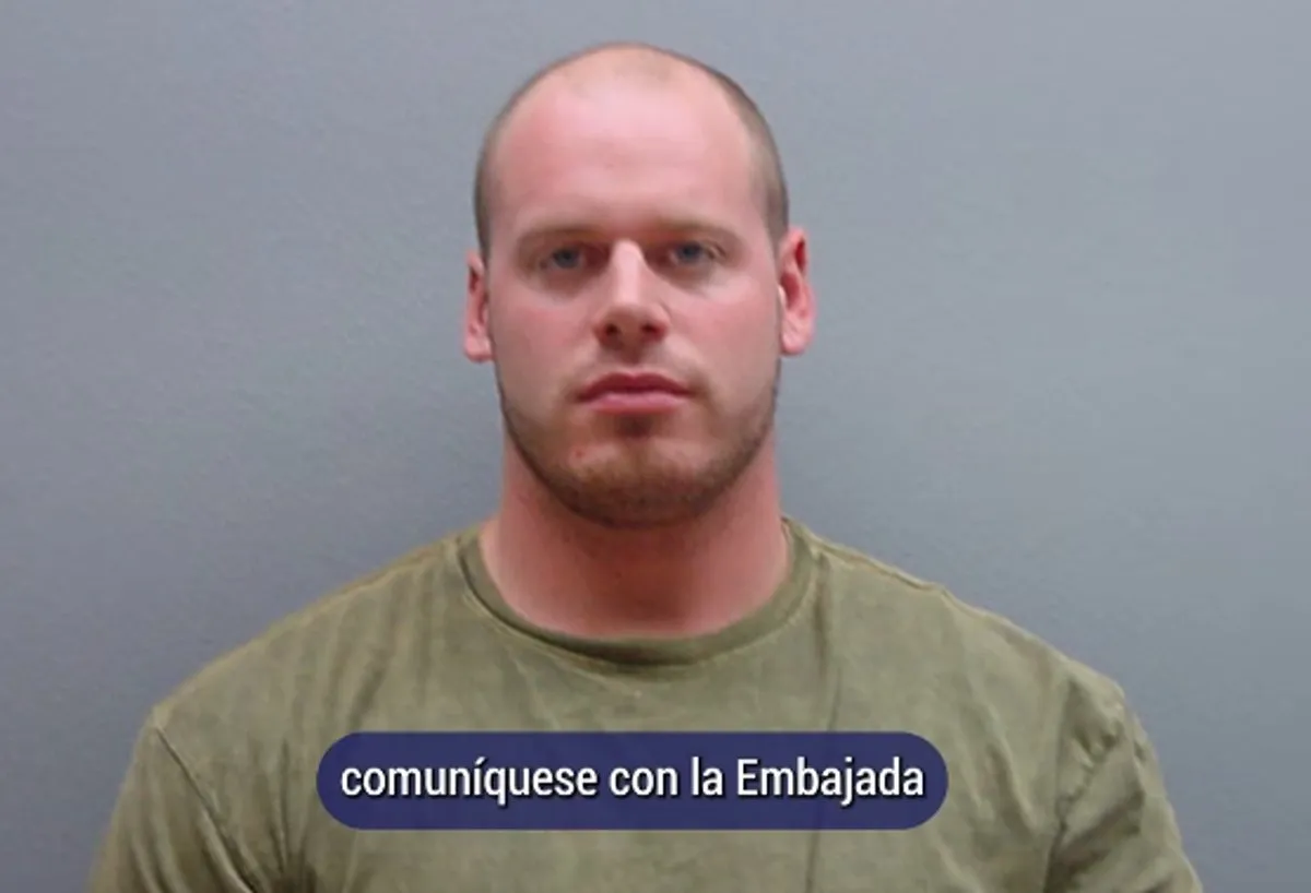 Ficha de Ryan Wedding, el exatleta olímpico acusado de ser un violento capo del narcotráfico comparado con Pablo Escobar, quien fue detenido en México. La imagen incluye un botón con el texto "comuníquese con la Embajada".