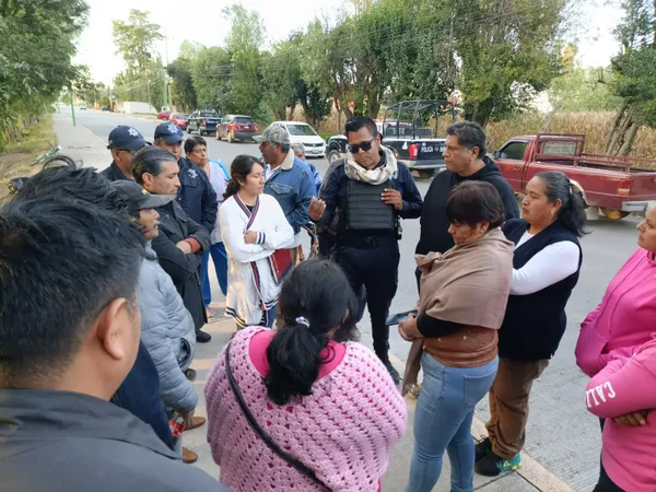 Vecinos de Teocalco se manifiestan por afectaciones en vía del ferrocarril