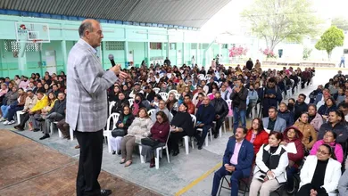 Natividad Castrejón imparte conferencia sobre crianza en Mixquiahuala.