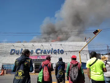 Se incendia dulcería Cravioto en Pachuca