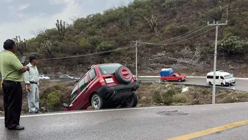 Zimapán: camioneta sale de carretera tras accidente en las “curvas”
