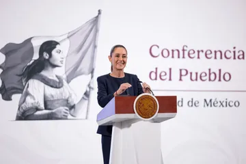 Claudia Sheinbaum firma acuerdo para aumentar productos hechos en México en tiendas y generar 400 mil empleos