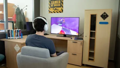 Joven jugando videojuegos