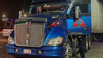 Tractocamión atacado durante un presunto intento de asalto en Tolcayuca.