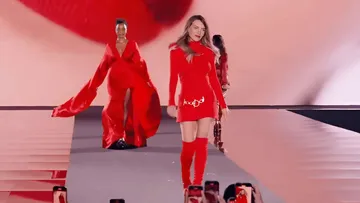 Belinda se cae en pasarela del Fashion Week de París
