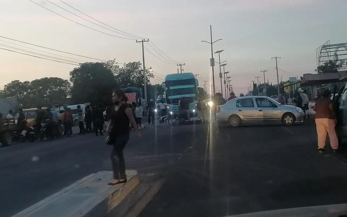 Bloquean la autopista Progreso-Ixmiquilpan; cierre lleva 12 horas