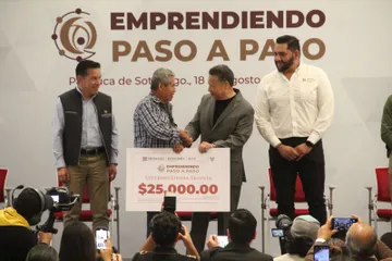 Entrega de apoyos a emprendedores en Hidalgo con el programa Paso a Paso.
