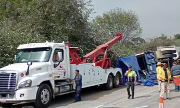 Tractocamión volcado colapsa la México Querétaro con largas filas