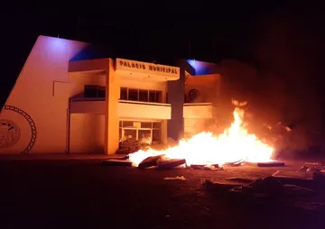 VIDEO | Por segundo día, damnificados de Tula queman colchones