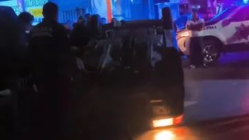 Automóvil volcado sobre la avenida Sergio Butrón Casas en Tlahuelilpan