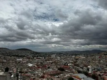 Pronóstico de lluvias fuertes y riesgo de deslaves en Hidalgo para el jueves 22 de octubre de 2026.