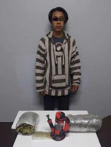 Aseguran a joven con paquete de hierba verde en Mixquiahuala