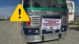 Unidades de transporte ocupan dos carriles de la autopista México-Pachuca, en dirección a la Ciudad de México, durante una protesta.