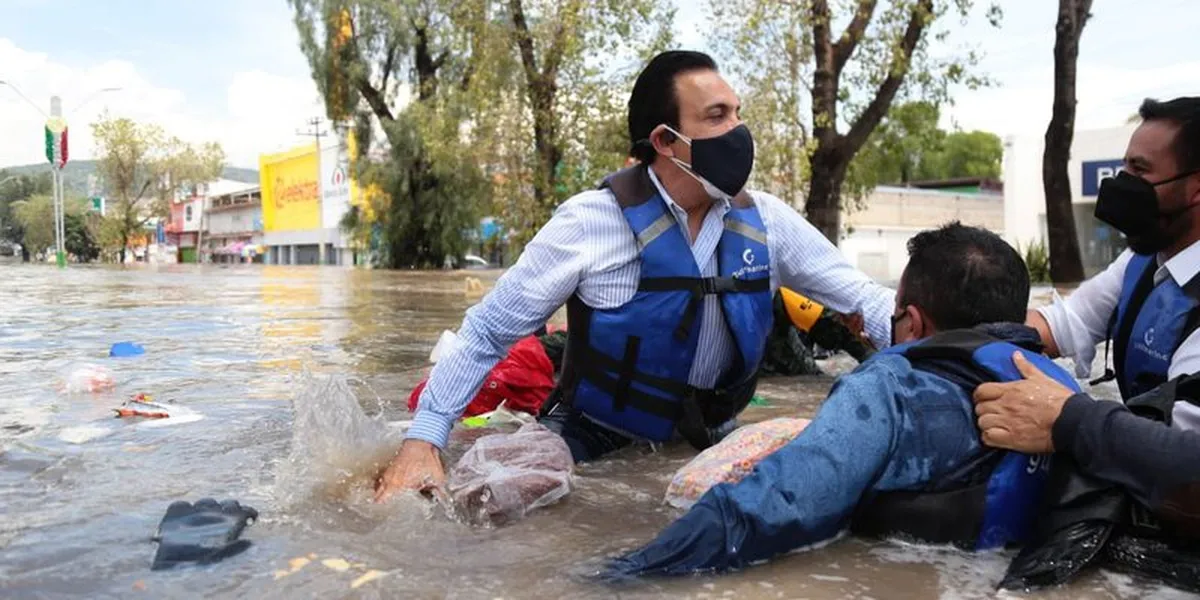 VIDEO| Se voltea lancha de Omar Fayad durante recorrido en Tula