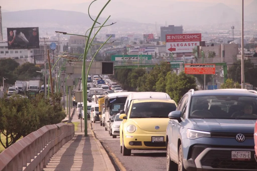 Vecinos estallan y bloquean el bulevar Minero por obras inconclusas en Pachuca