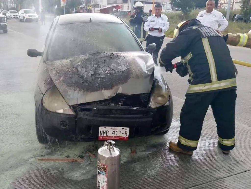 Incendio de vehículo en el bulevar Minero de Pachuca