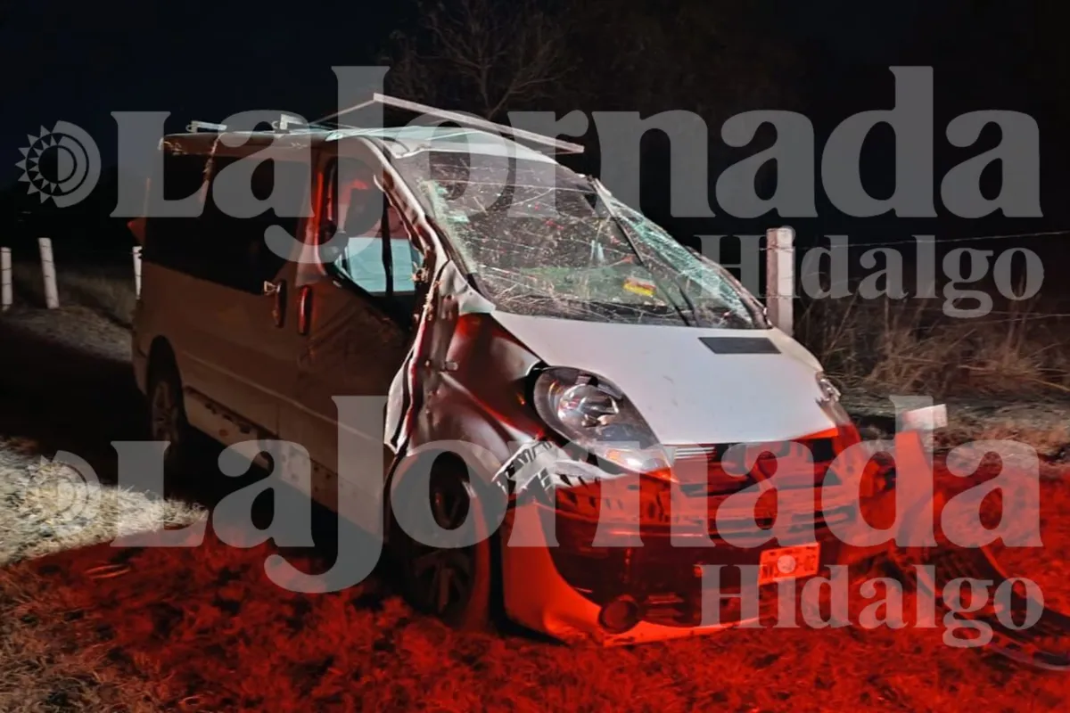 Camioneta Renault Trafic volcada sobre la autopista México–Pachuca