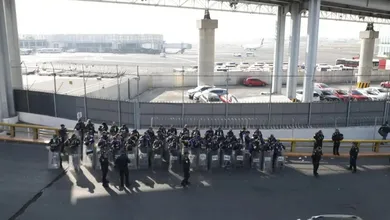 Manifestación de taxistas autorizados en el AICM podría afectar accesos a las terminales 1 y 2 del aeropuerto capitalino.
