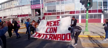 Normalistas se manifiestan por incumplimiento de reapertura total del Mexe