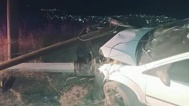 Un Ford Fiesta terminó fuera del camino tras impactarse contra infraestructura urbana; autoridades ya investigan.