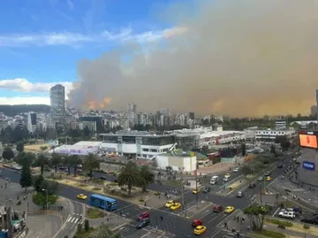 Suspenden clases y evacuan a decenas por incendios forestales en Ecuador