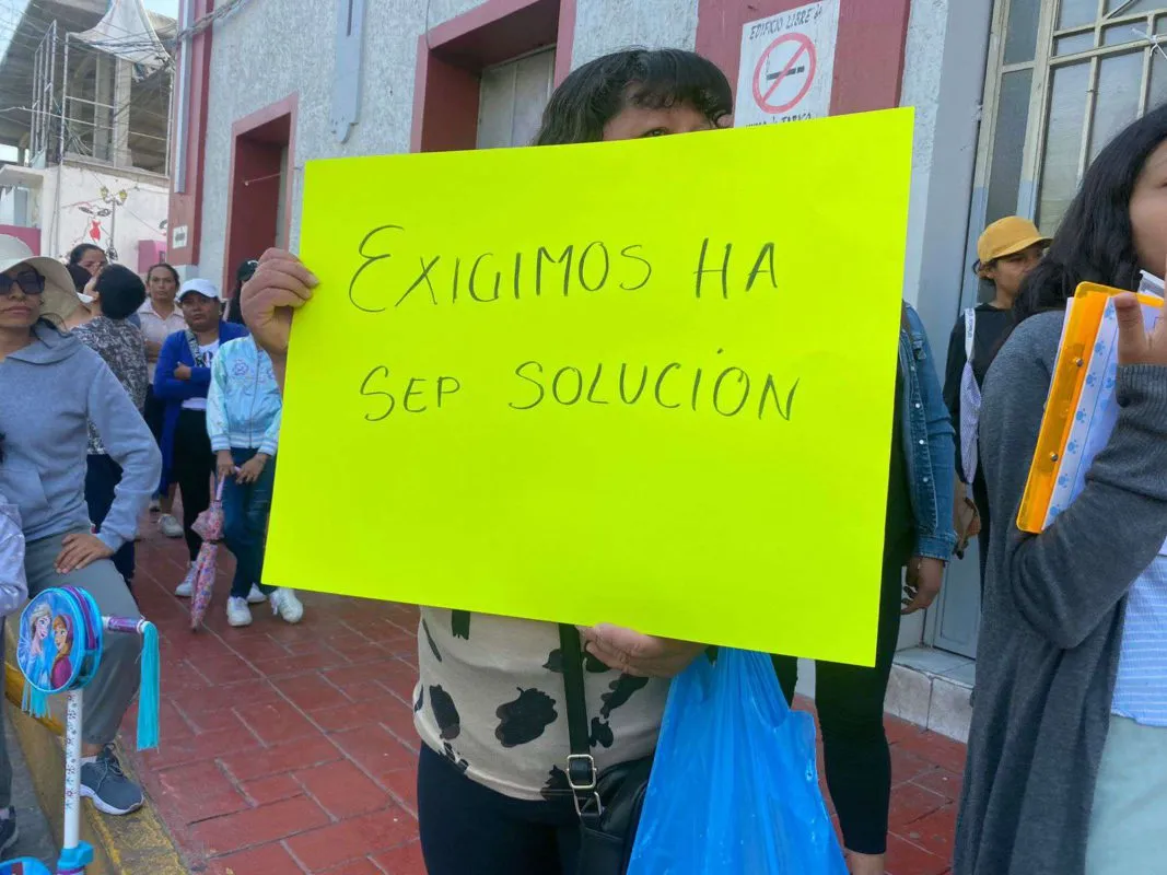 Mixquiahuala: padres de familia toman alcaldía; exigen devolución de dinero