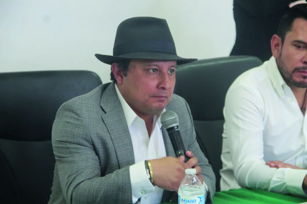 Carlos Arozqueta pide a ex gobernador leer expedientes antes de opinar