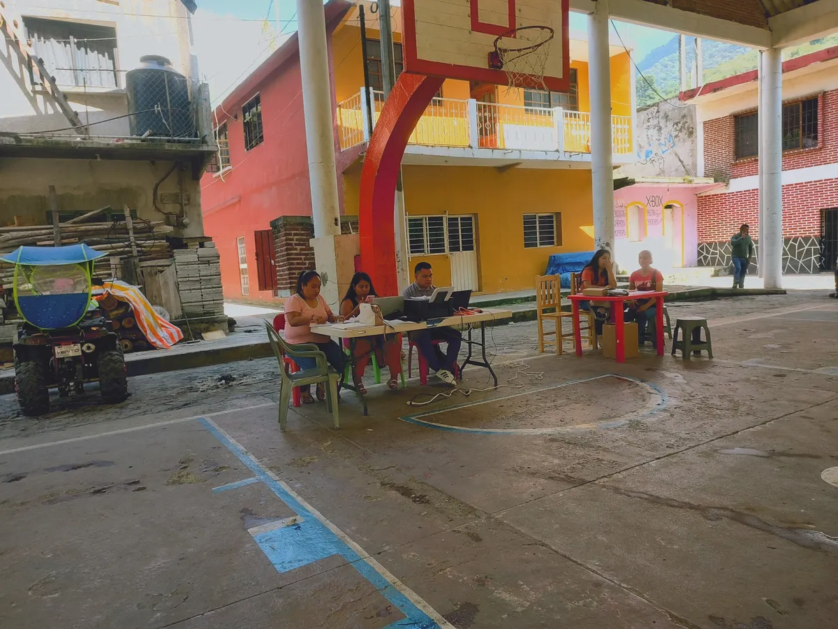 Realizan trámites al aire libre en Huehuetla