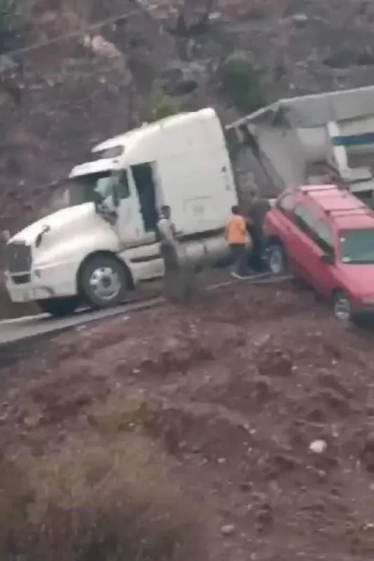 Zimapán: camioneta sale de carretera tras accidente en las “curvas”