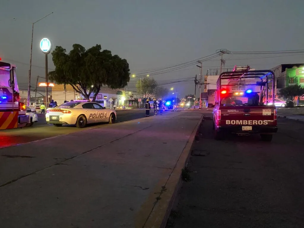 ¡Accidente fatal! Taxi se impacta contra árbol; deja un muerto y un herido en Pachuca