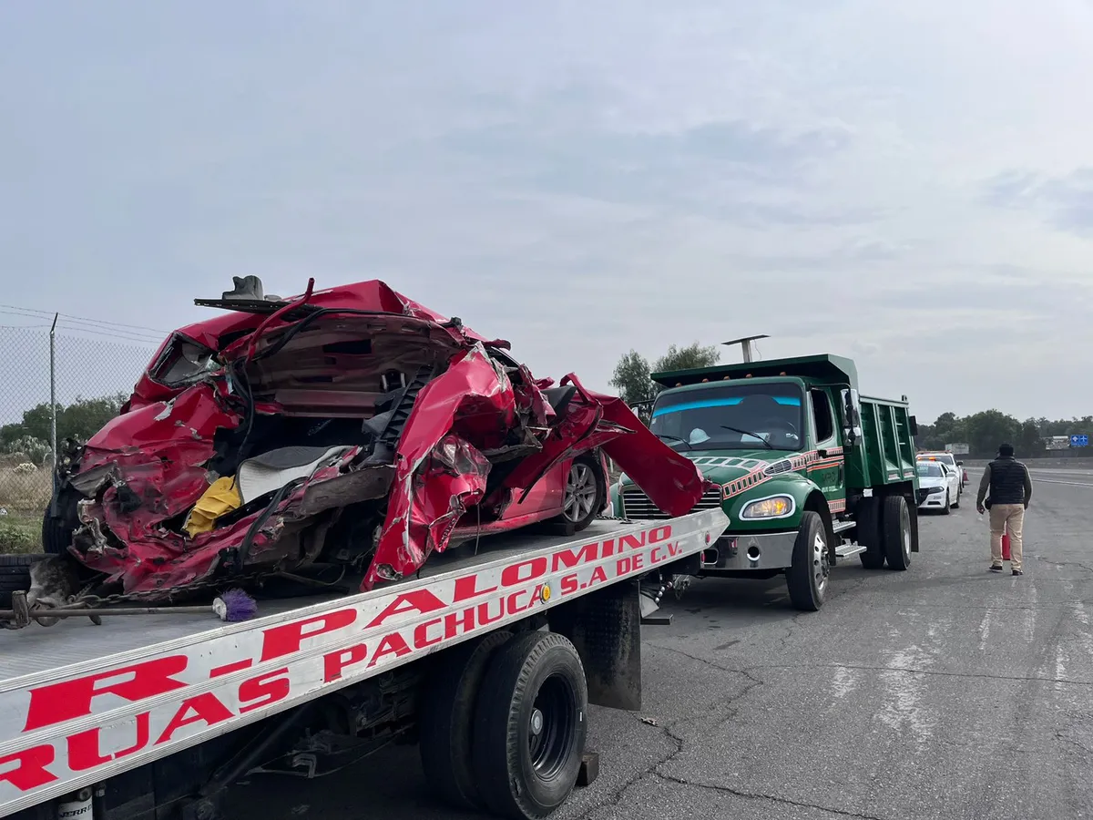Autopista México-Pachuca: aparatoso accidente entre auto y camión deja dos lesionados