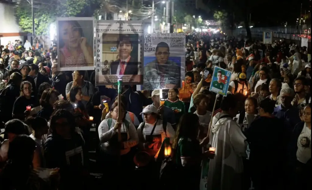 Madres buscadoras marchan rumbo al Azteca antes del arranque del Mundial