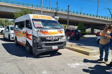 Accidente en Pachuca: chocan combi de pasajeros y camioneta
