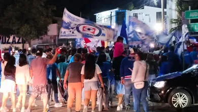 ntre cánticos, banderas y porras, la hinchada celeste armó la fiesta en Hidalgo soñando con la décima estrella