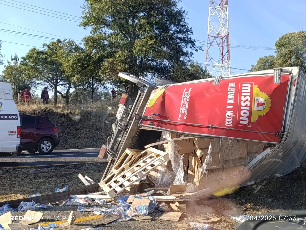 Volcadura de camión afecta tránsito en la carretera México-Tuxpan