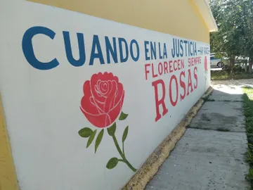 Pared pintada con una consigna