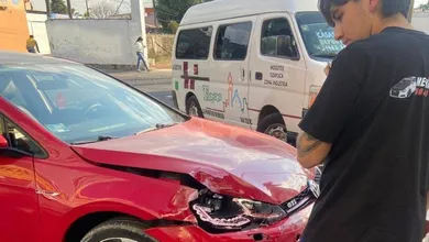 Choque entre auto particular y camioneta de pasajeros en Tizayuca