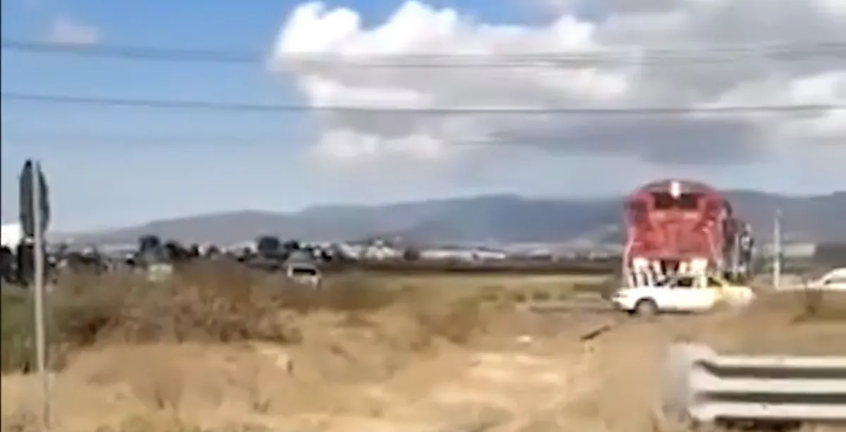 Conductor de taxi “no escuchó al tren”; 2 lesionados tras impacto