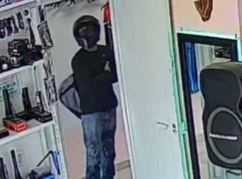 Asalto en Ixmiquilpan: sujeto roba tienda a mano armada frente a mujer y su bebé